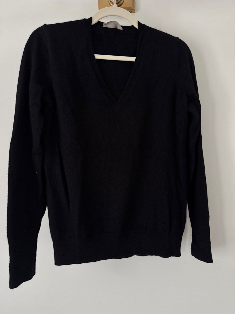 EVERLANE V Neck Cashmere Sweater in Black